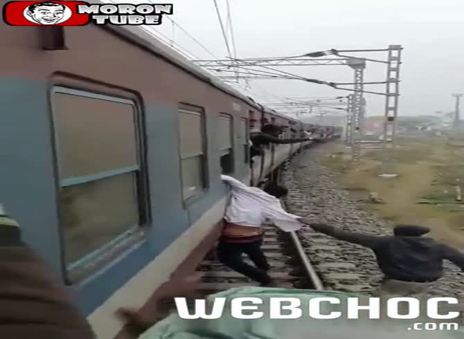 Video :The victim clutches his arm as he attempts to steal a phone from a train window
